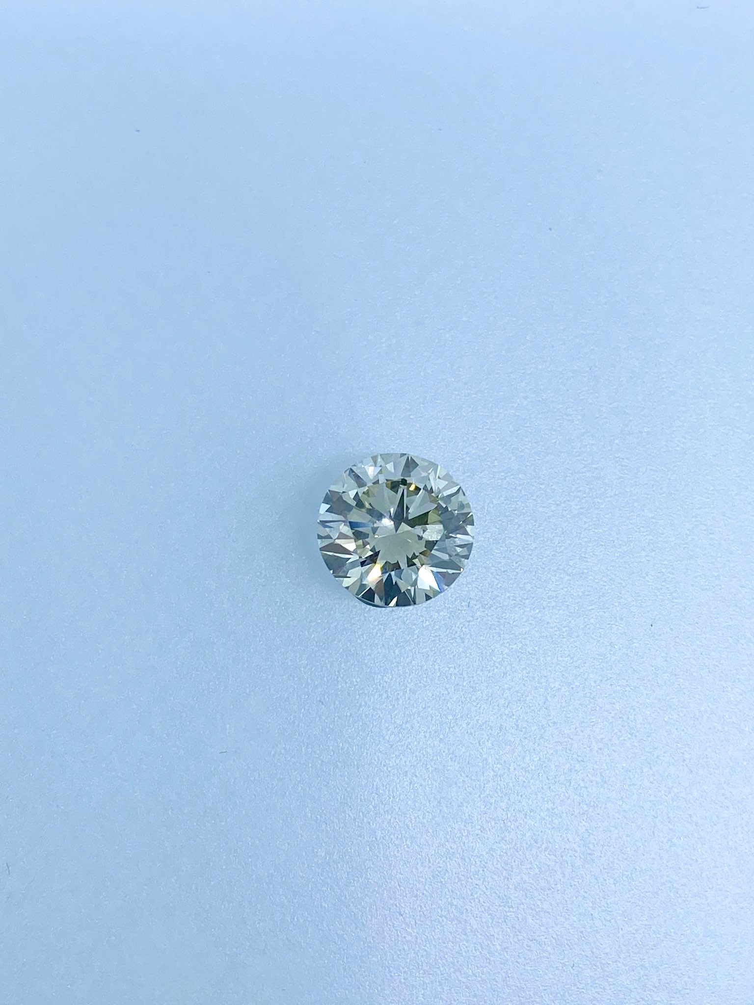Off-White Round Diamond - 4.36 carats